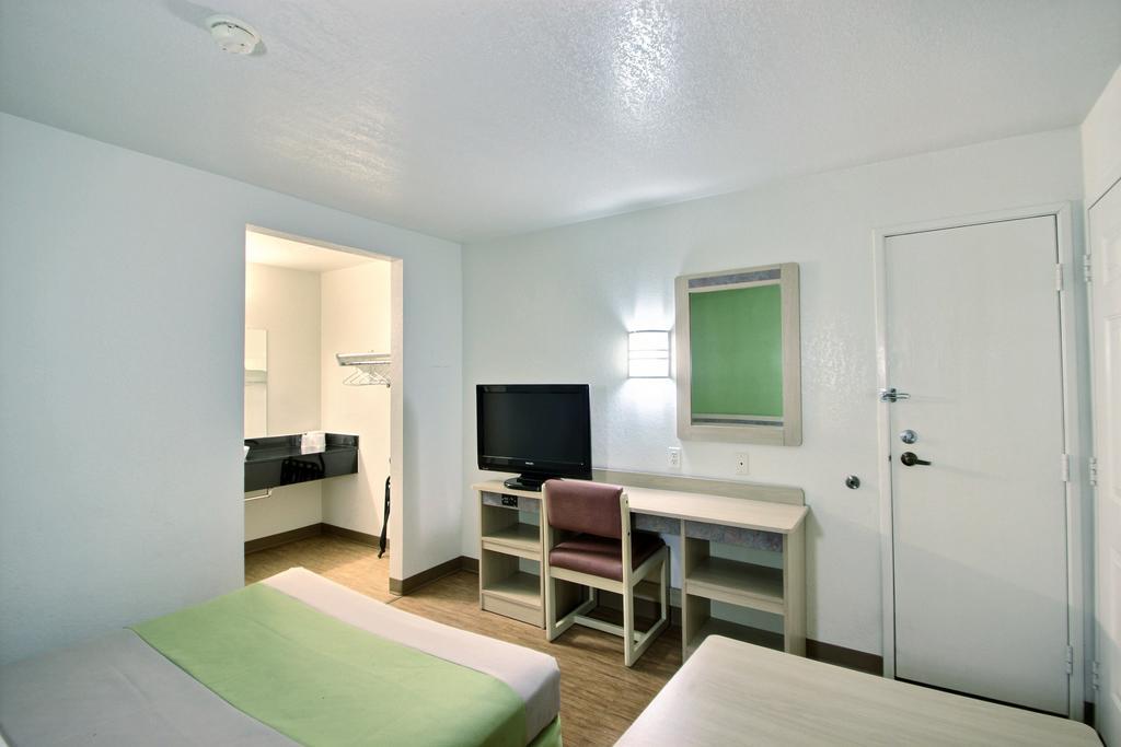 Motel 6 Milwaukee West - 布鲁克菲尔德 客房 照片