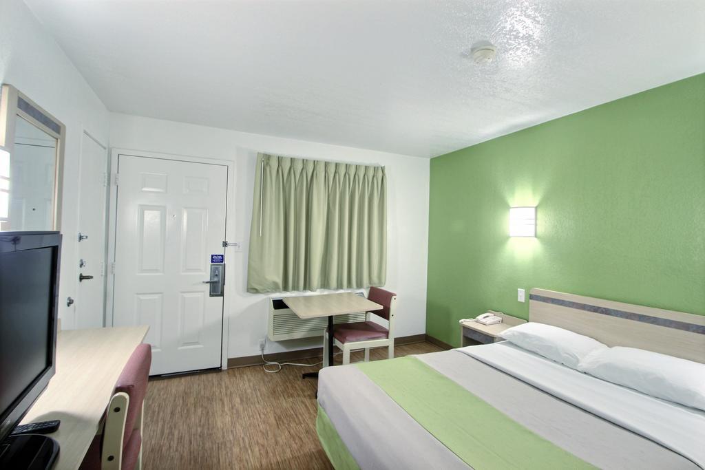 Motel 6 Milwaukee West - 布鲁克菲尔德 外观 照片