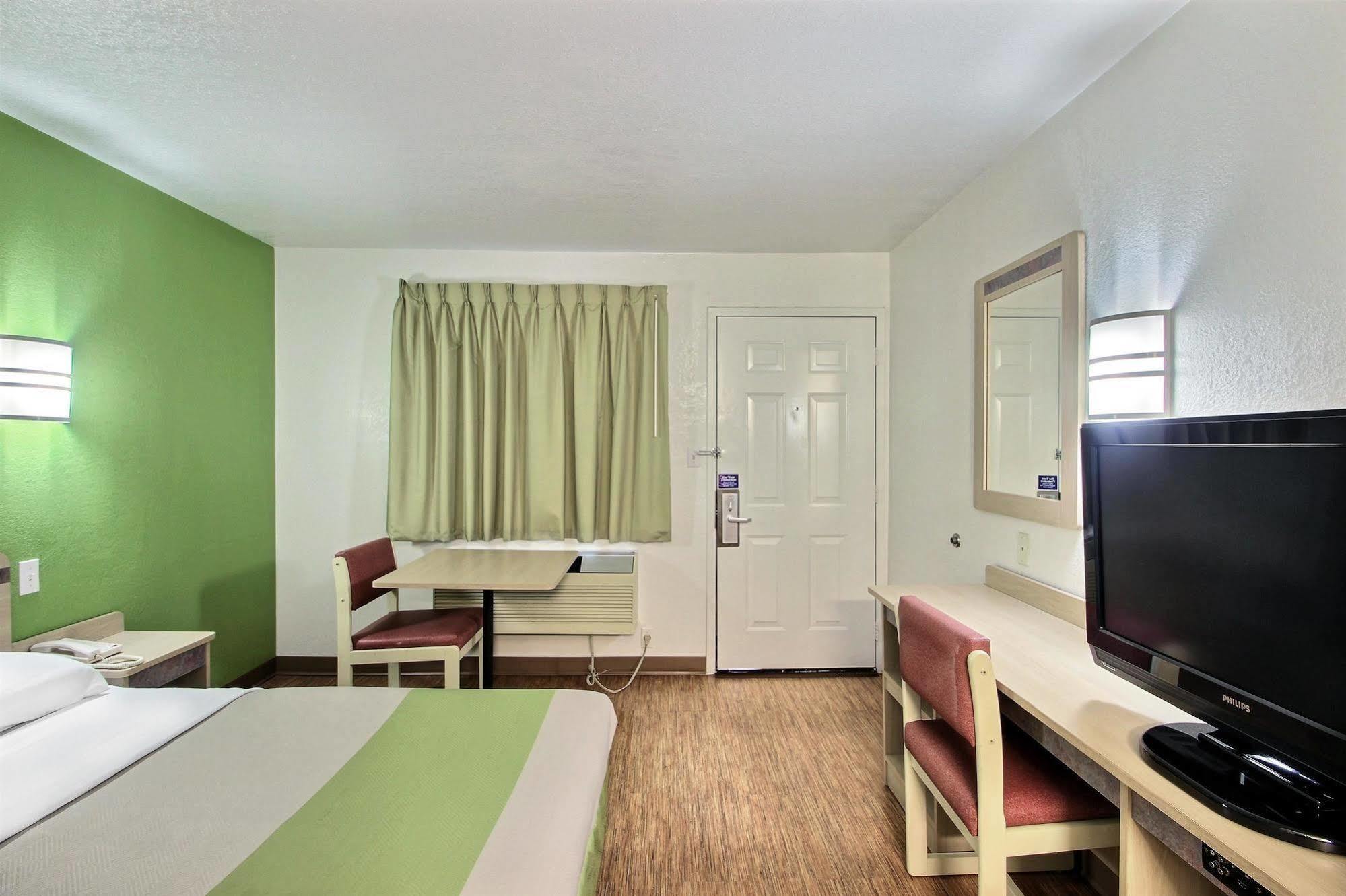 Motel 6 Milwaukee West - 布鲁克菲尔德 外观 照片