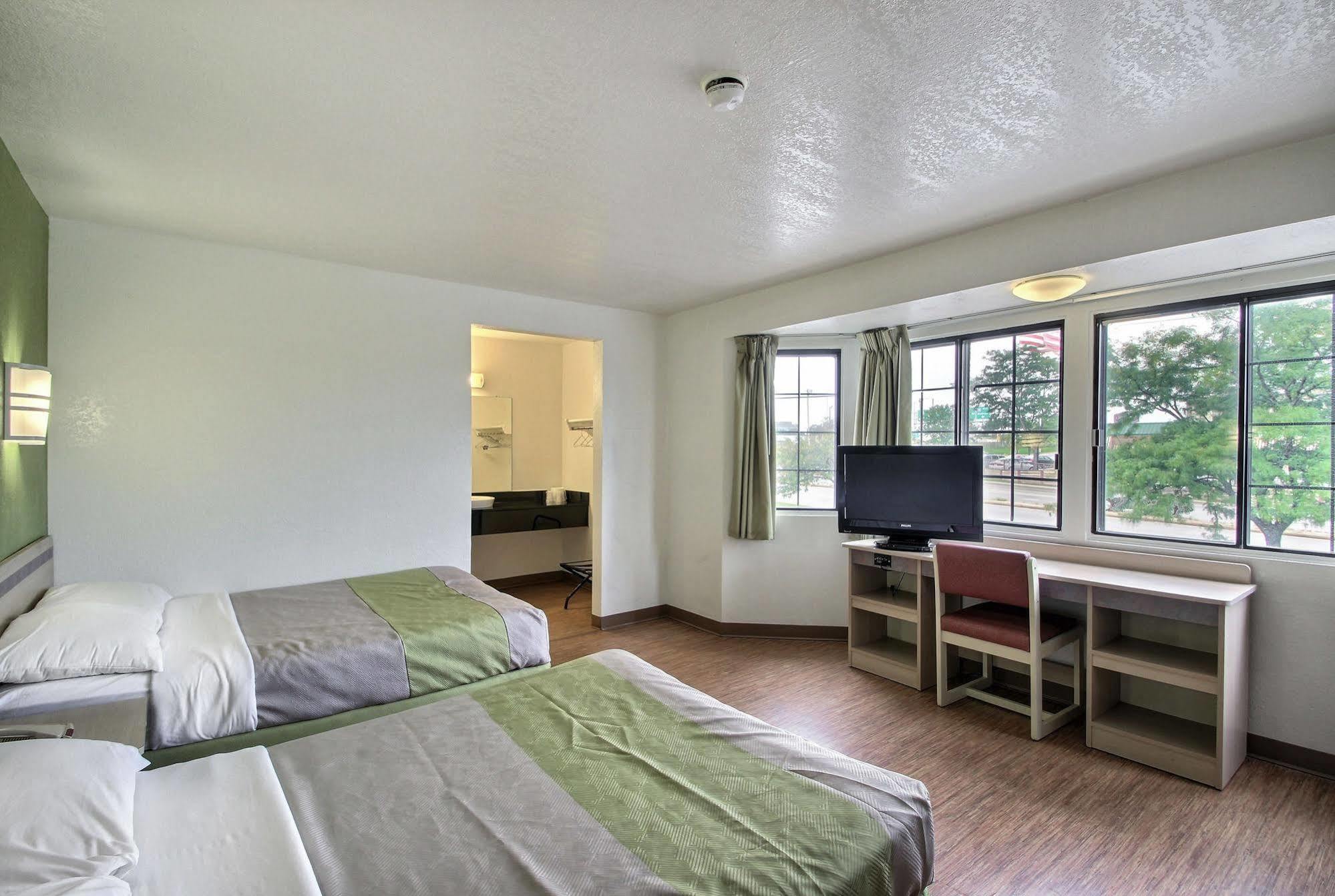 Motel 6 Milwaukee West - 布鲁克菲尔德 外观 照片