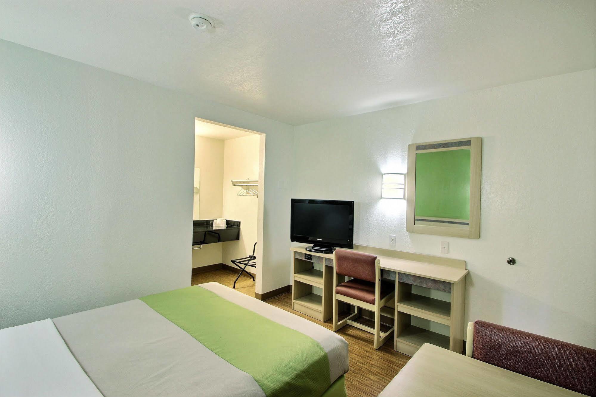 Motel 6 Milwaukee West - 布鲁克菲尔德 外观 照片