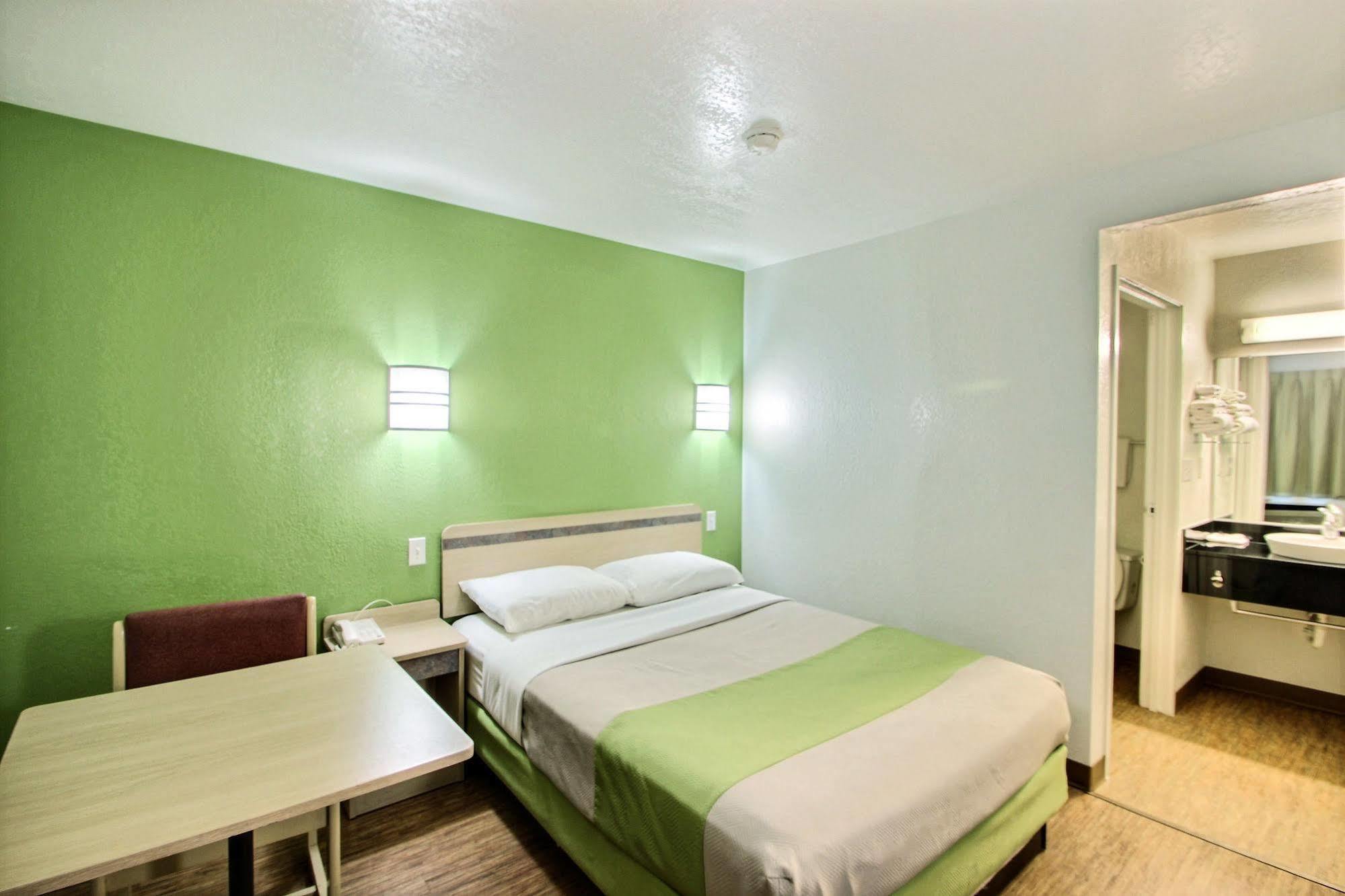 Motel 6 Milwaukee West - 布鲁克菲尔德 外观 照片