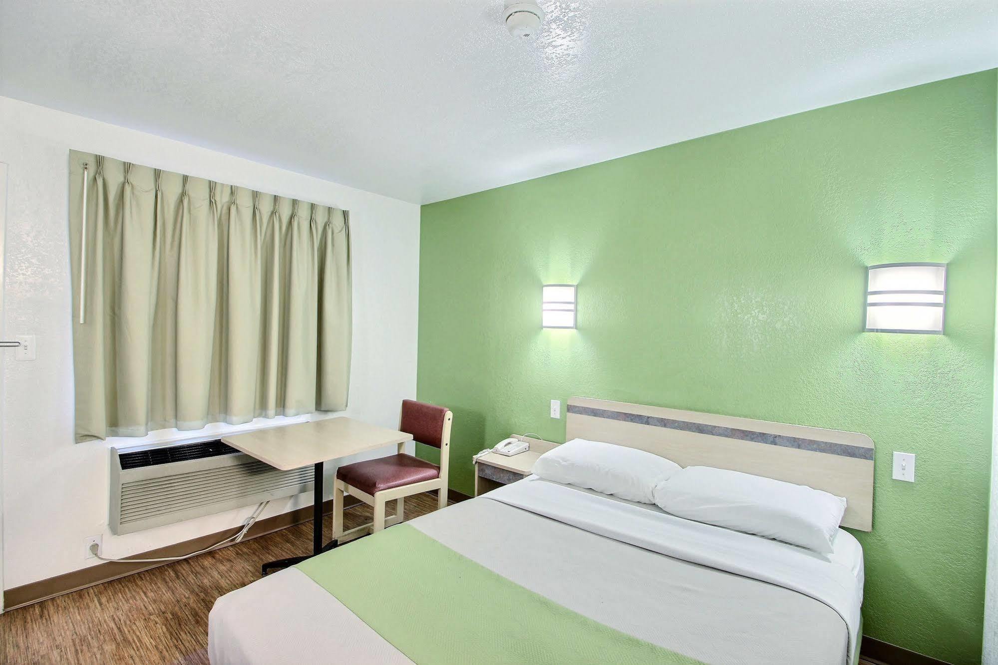 Motel 6 Milwaukee West - 布鲁克菲尔德 外观 照片