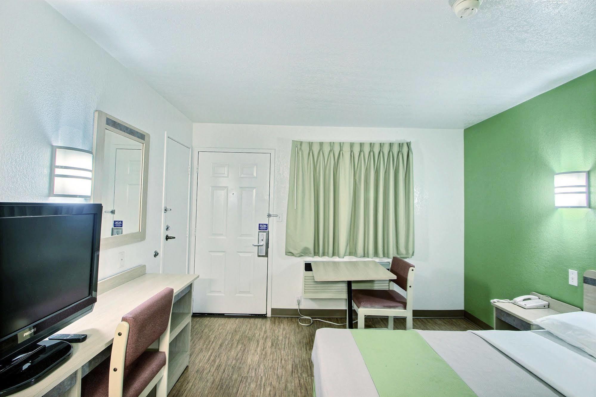 Motel 6 Milwaukee West - 布鲁克菲尔德 外观 照片