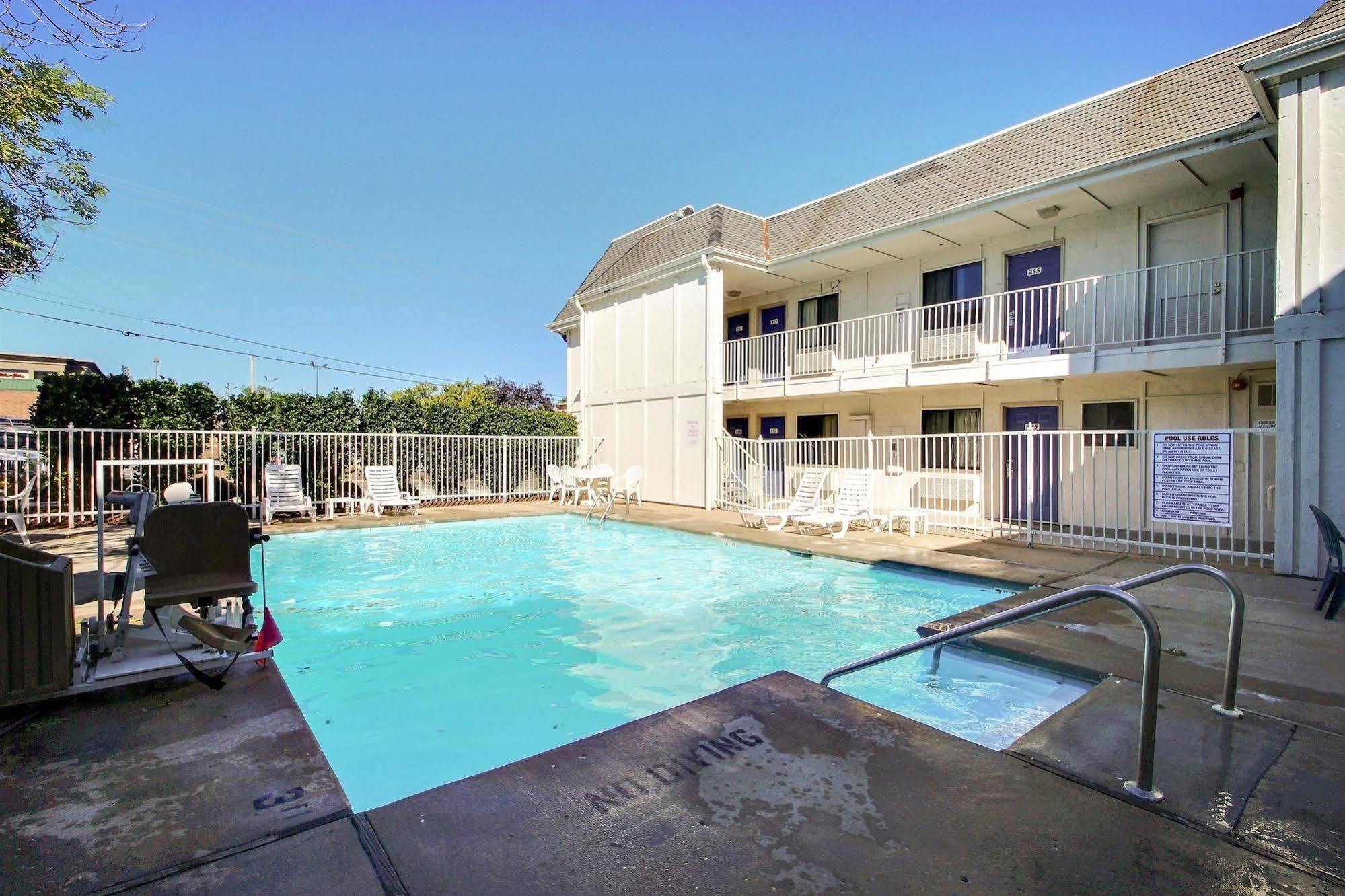 Motel 6 Milwaukee West - 布鲁克菲尔德 外观 照片