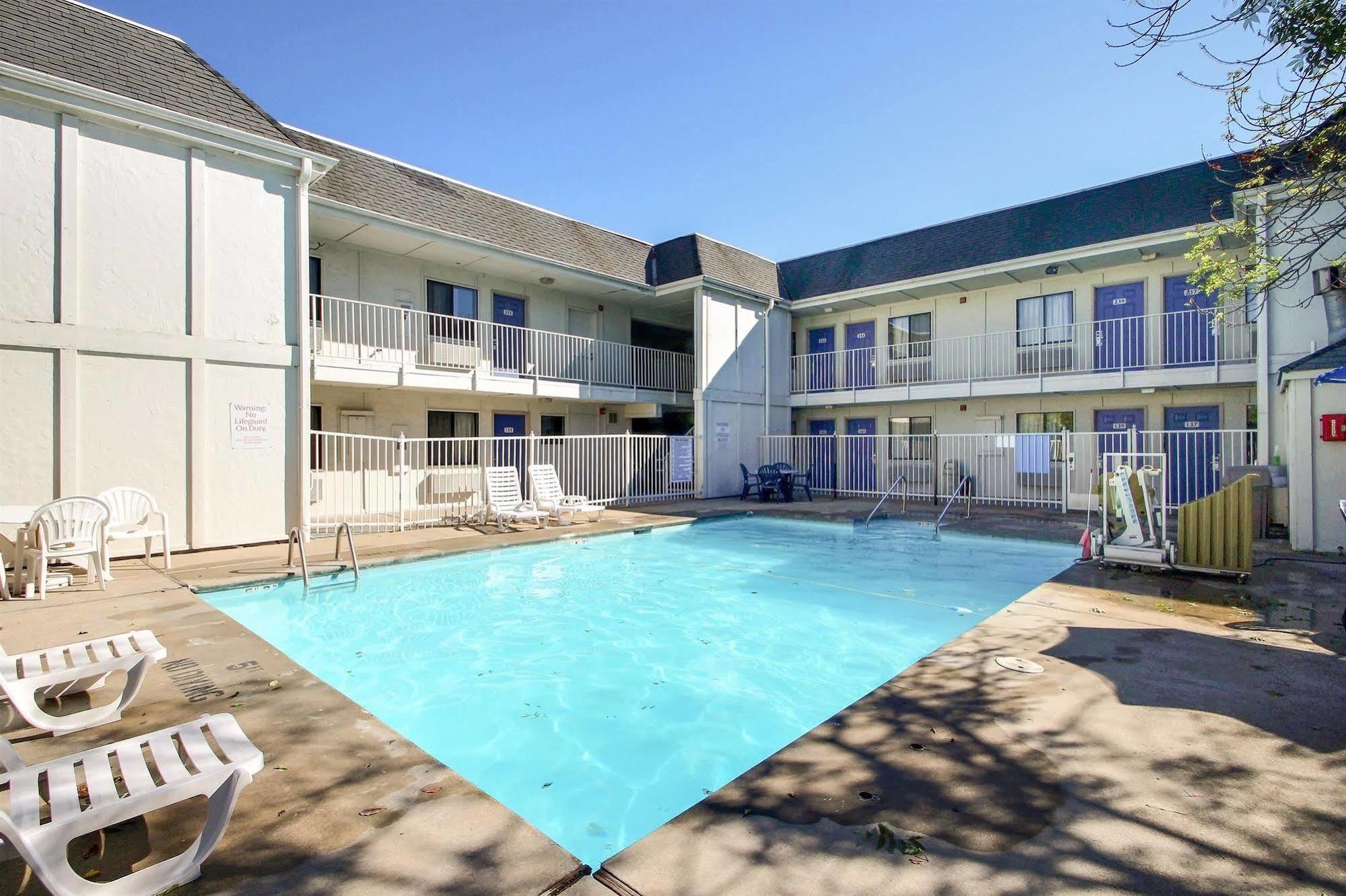 Motel 6 Milwaukee West - 布鲁克菲尔德 外观 照片